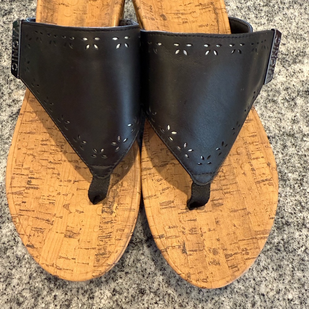 Vionic Black Leather Women's Sandal wedges like new size 7